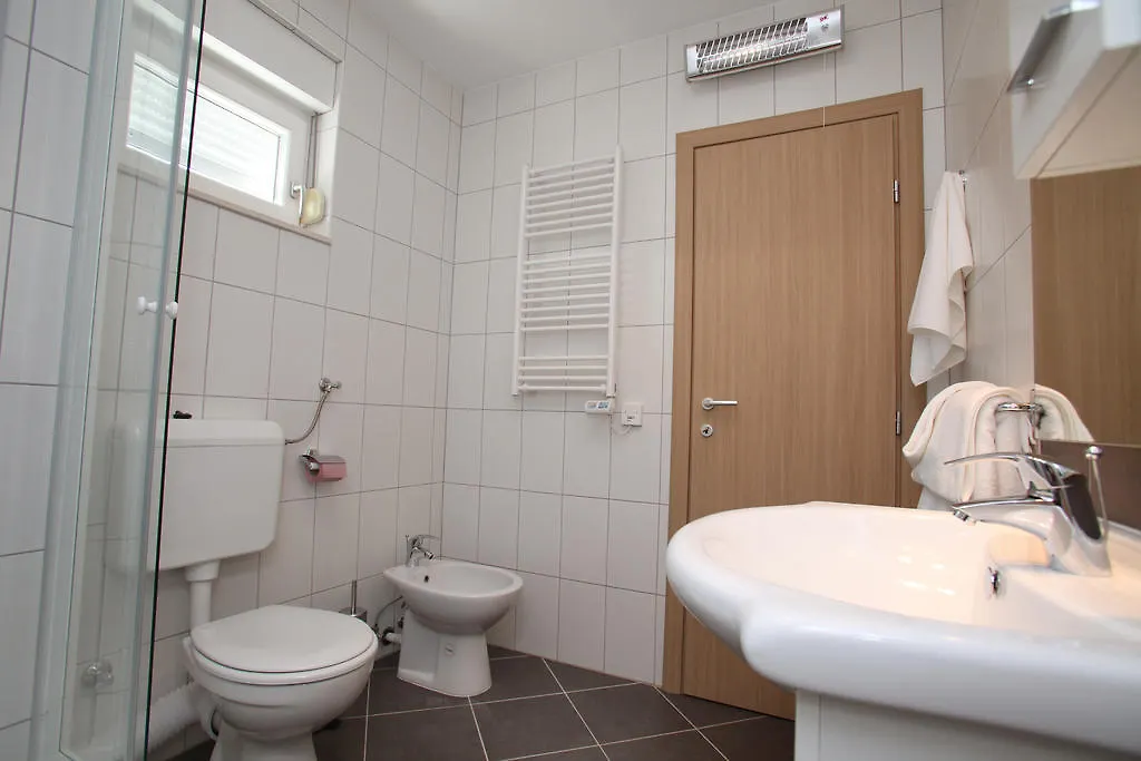 Villa Iris Apartments Seget Vranjica 0*,  Kroatië